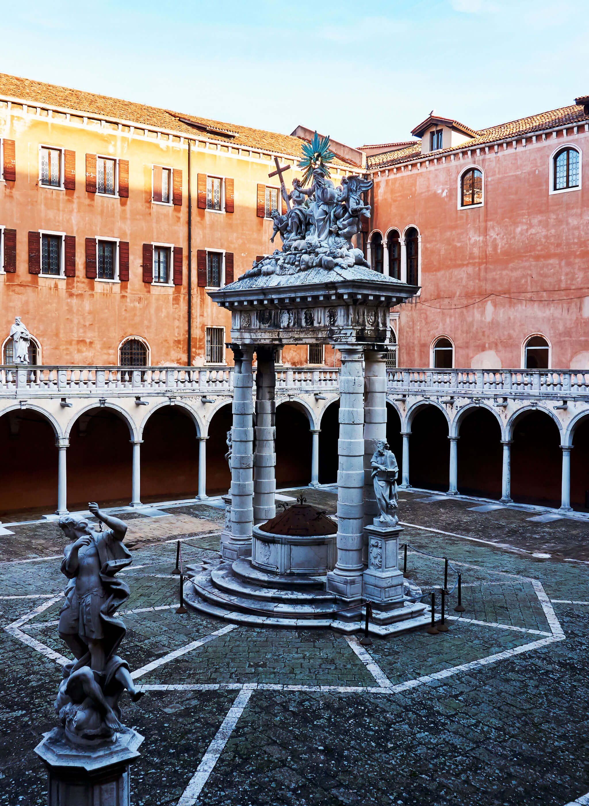 Foto del pozzo del chiostro della Santissima Trinità